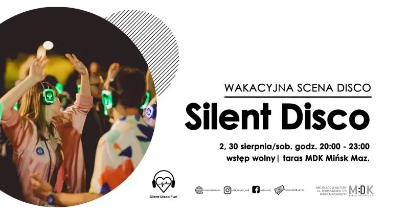 Grupa osób noszących słuchawki bezprzewodowe uczestniczy w tańcu na imprezie Silent Disco.